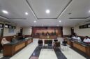 Suasana persidangan praperadilan di Pengadilan Negeri Tenggarong yang menguji sah atau tidaknya penetapan tersangka terhadap sepasang lansia oleh Polres Kutai Kartanegara.
Foto: Melky Malis/Trackperistiwa.com