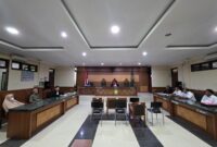 Suasana persidangan praperadilan di Pengadilan Negeri Tenggarong yang menguji sah atau tidaknya penetapan tersangka terhadap sepasang lansia oleh Polres Kutai Kartanegara.
Foto: Melky Malis/Trackperistiwa.com
