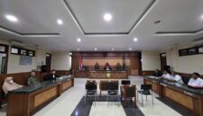 Suasana persidangan praperadilan di Pengadilan Negeri Tenggarong yang menguji sah atau tidaknya penetapan tersangka terhadap sepasang lansia oleh Polres Kutai Kartanegara.
Foto: Melky Malis/Trackperistiwa.com
