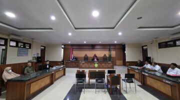 Suasana persidangan praperadilan di Pengadilan Negeri Tenggarong yang menguji sah atau tidaknya penetapan tersangka terhadap sepasang lansia oleh Polres Kutai Kartanegara.
Foto: Melky Malis/Trackperistiwa.com