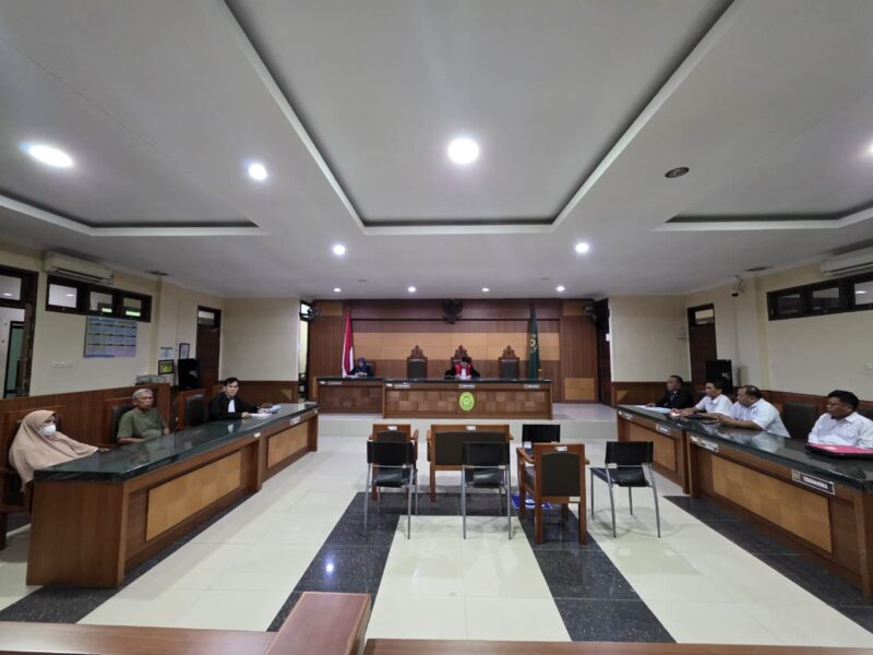 Suasana persidangan praperadilan di Pengadilan Negeri Tenggarong yang menguji sah atau tidaknya penetapan tersangka terhadap sepasang lansia oleh Polres Kutai Kartanegara.
Foto: Melky Malis/Trackperistiwa.com