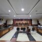Suasana persidangan praperadilan di Pengadilan Negeri Tenggarong yang menguji sah atau tidaknya penetapan tersangka terhadap sepasang lansia oleh Polres Kutai Kartanegara.
Foto: Melky Malis/Trackperistiwa.com