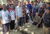 Keterangan Foto: Advokat Yahya Tonang bersama warga yang mendampingi proses pengajuan praperadilan tahap kedua di Pengadilan Negeri Tenggarong, Selasa (21/7/2026). Foto: Trackperistiwa.com