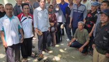 Keterangan Foto: Advokat Yahya Tonang bersama warga yang mendampingi proses pengajuan praperadilan tahap kedua di Pengadilan Negeri Tenggarong, Selasa (21/7/2026). Foto: Trackperistiwa.com