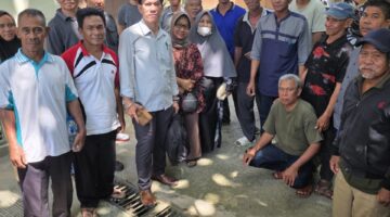 Keterangan Foto: Advokat Yahya Tonang bersama warga yang mendampingi proses pengajuan praperadilan tahap kedua di Pengadilan Negeri Tenggarong, Selasa (21/7/2026). Foto: Trackperistiwa.com