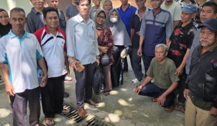 Keterangan Foto: Advokat Yahya Tonang bersama warga yang mendampingi proses pengajuan praperadilan tahap kedua di Pengadilan Negeri Tenggarong, Selasa (21/7/2026). Foto: Trackperistiwa.com