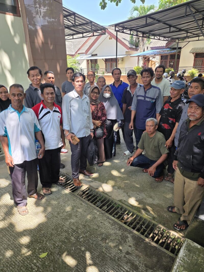 Keterangan Foto: Advokat Yahya Tonang bersama warga yang mendampingi proses pengajuan praperadilan tahap kedua di Pengadilan Negeri Tenggarong, Selasa (21/7/2026). Foto: Trackperistiwa.com