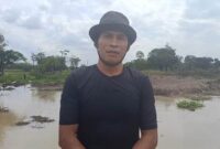Keterangan Foto: Warga Kampung Dasaq, Kecamatan Muara Pahu, Kabupaten Kutai Barat, menangkap ikan secara tradisional di kawasan rawa menggunakan tangan dan alat sederhana sebagai mata pencaharian yang telah diwariskan secara turun-temurun. Foto: Trackperistiwa.com/Melky Malis