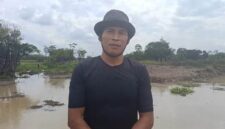 Keterangan Foto: Warga Kampung Dasaq, Kecamatan Muara Pahu, Kabupaten Kutai Barat, menangkap ikan secara tradisional di kawasan rawa menggunakan tangan dan alat sederhana sebagai mata pencaharian yang telah diwariskan secara turun-temurun. Foto: Trackperistiwa.com/Melky Malis 