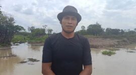 Keterangan Foto: Warga Kampung Dasaq, Kecamatan Muara Pahu, Kabupaten Kutai Barat, menangkap ikan secara tradisional di kawasan rawa menggunakan tangan dan alat sederhana sebagai mata pencaharian yang telah diwariskan secara turun-temurun. Foto: Trackperistiwa.com/Melky Malis 