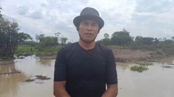 Keterangan Foto: Warga Kampung Dasaq, Kecamatan Muara Pahu, Kabupaten Kutai Barat, menangkap ikan secara tradisional di kawasan rawa menggunakan tangan dan alat sederhana sebagai mata pencaharian yang telah diwariskan secara turun-temurun. Foto: Trackperistiwa.com/Melky Malis 