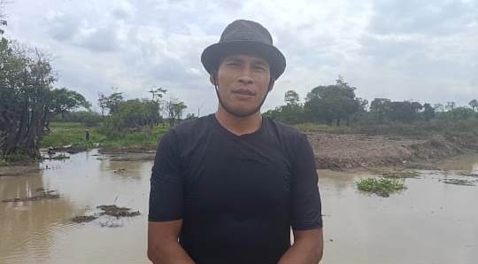Keterangan Foto: Warga Kampung Dasaq, Kecamatan Muara Pahu, Kabupaten Kutai Barat, menangkap ikan secara tradisional di kawasan rawa menggunakan tangan dan alat sederhana sebagai mata pencaharian yang telah diwariskan secara turun-temurun. Foto: Trackperistiwa.com/Melky Malis 