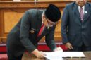 Keterangan Foto:

Foto: Bupati Kutai Barat, Frederick Edwin, menandatangani dokumen pada Rapat Paripurna X DPRD Kutai Barat yang membahas rencana pelaksanaan proyek pembangunan melalui skema kontrak tahun jamak (multiyears) periode 2027–2029 dengan total nilai anggaran sebesar Rp2,52 triliun. Foto: Prokopim Setkab Kutai Barat/Trackperistiwa.com.