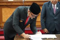 Keterangan Foto:

Foto: Bupati Kutai Barat, Frederick Edwin, menandatangani dokumen pada Rapat Paripurna X DPRD Kutai Barat yang membahas rencana pelaksanaan proyek pembangunan melalui skema kontrak tahun jamak (multiyears) periode 2027–2029 dengan total nilai anggaran sebesar Rp2,52 triliun. Foto: Prokopim Setkab Kutai Barat/Trackperistiwa.com.