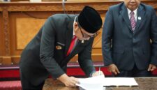 Keterangan Foto:

Foto: Bupati Kutai Barat, Frederick Edwin, menandatangani dokumen pada Rapat Paripurna X DPRD Kutai Barat yang membahas rencana pelaksanaan proyek pembangunan melalui skema kontrak tahun jamak (multiyears) periode 2027–2029 dengan total nilai anggaran sebesar Rp2,52 triliun. Foto: Prokopim Setkab Kutai Barat/Trackperistiwa.com.