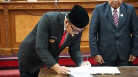 Keterangan Foto:

Foto: Bupati Kutai Barat, Frederick Edwin, menandatangani dokumen pada Rapat Paripurna X DPRD Kutai Barat yang membahas rencana pelaksanaan proyek pembangunan melalui skema kontrak tahun jamak (multiyears) periode 2027–2029 dengan total nilai anggaran sebesar Rp2,52 triliun. Foto: Prokopim Setkab Kutai Barat/Trackperistiwa.com.