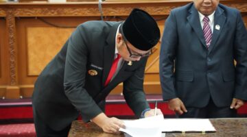 Keterangan Foto:

Foto: Bupati Kutai Barat, Frederick Edwin, menandatangani dokumen pada Rapat Paripurna X DPRD Kutai Barat yang membahas rencana pelaksanaan proyek pembangunan melalui skema kontrak tahun jamak (multiyears) periode 2027–2029 dengan total nilai anggaran sebesar Rp2,52 triliun. Foto: Prokopim Setkab Kutai Barat/Trackperistiwa.com.
