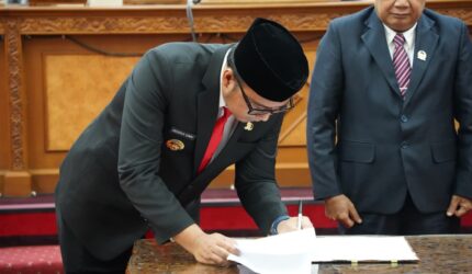 Keterangan Foto: Foto: Bupati Kutai Barat, Frederick Edwin, menandatangani dokumen pada Rapat Paripurna X DPRD Kutai Barat yang membahas rencana pelaksanaan proyek pembangunan melalui skema kontrak tahun jamak (multiyears) periode 2027–2029 dengan total nilai anggaran sebesar Rp2,52 triliun. Foto: Prokopim Setkab Kutai Barat/Trackperistiwa.com.