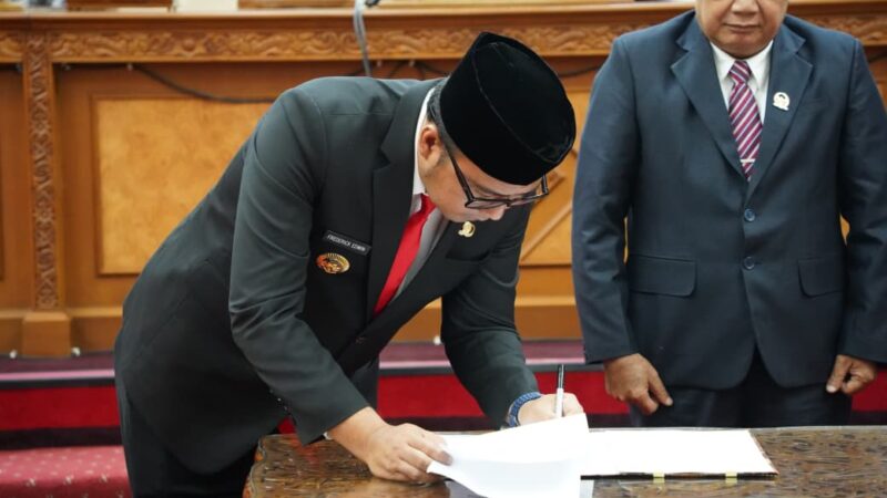 Keterangan Foto:

Foto: Bupati Kutai Barat, Frederick Edwin, menandatangani dokumen pada Rapat Paripurna X DPRD Kutai Barat yang membahas rencana pelaksanaan proyek pembangunan melalui skema kontrak tahun jamak (multiyears) periode 2027–2029 dengan total nilai anggaran sebesar Rp2,52 triliun. Foto: Prokopim Setkab Kutai Barat/Trackperistiwa.com.