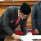 Keterangan Foto:

Foto: Bupati Kutai Barat, Frederick Edwin, menandatangani dokumen pada Rapat Paripurna X DPRD Kutai Barat yang membahas rencana pelaksanaan proyek pembangunan melalui skema kontrak tahun jamak (multiyears) periode 2027–2029 dengan total nilai anggaran sebesar Rp2,52 triliun. Foto: Prokopim Setkab Kutai Barat/Trackperistiwa.com.