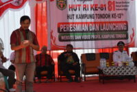 Keterangan Foto: Camat Mook Manaar Bulatn (MMB), Pit Anugerah Arruan Pasilong, saat membacakan sambutan tertulis Bupati Kutai Barat dalam rangka HUT Kemerdekaan RI ke-81 dan HUT Kampung Tondoh ke-13, sekaligus rangkaian peresmian website dan video profil Kampung Tondoh, Senin, 17 Agustus 2026. (Dok. Trackperistiwa.com/Melky Malis)