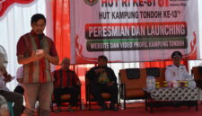 Keterangan Foto: Camat Mook Manaar Bulatn (MMB), Pit Anugerah Arruan Pasilong, saat membacakan sambutan tertulis Bupati Kutai Barat dalam rangka HUT Kemerdekaan RI ke-81 dan HUT Kampung Tondoh ke-13, sekaligus rangkaian peresmian website dan video profil Kampung Tondoh, Senin, 17 Agustus 2026. (Dok. Trackperistiwa.com/Melky Malis)