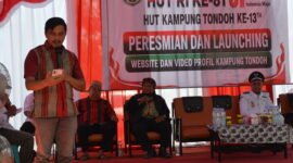 Keterangan Foto: Camat Mook Manaar Bulatn (MMB), Pit Anugerah Arruan Pasilong, saat membacakan sambutan tertulis Bupati Kutai Barat dalam rangka HUT Kemerdekaan RI ke-81 dan HUT Kampung Tondoh ke-13, sekaligus rangkaian peresmian website dan video profil Kampung Tondoh, Senin, 17 Agustus 2026. (Dok. Trackperistiwa.com/Melky Malis)