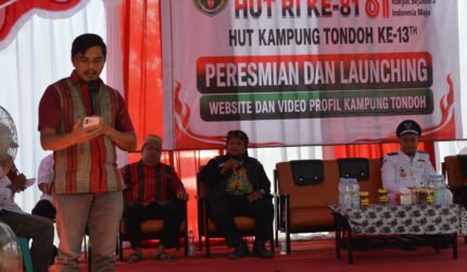 Keterangan Foto: Camat Mook Manaar Bulatn (MMB), Pit Anugerah Arruan Pasilong, saat membacakan sambutan tertulis Bupati Kutai Barat dalam rangka HUT Kemerdekaan RI ke-81 dan HUT Kampung Tondoh ke-13, sekaligus rangkaian peresmian website dan video profil Kampung Tondoh, Senin, 17 Agustus 2026. (Dok. Trackperistiwa.com/Melky Malis)