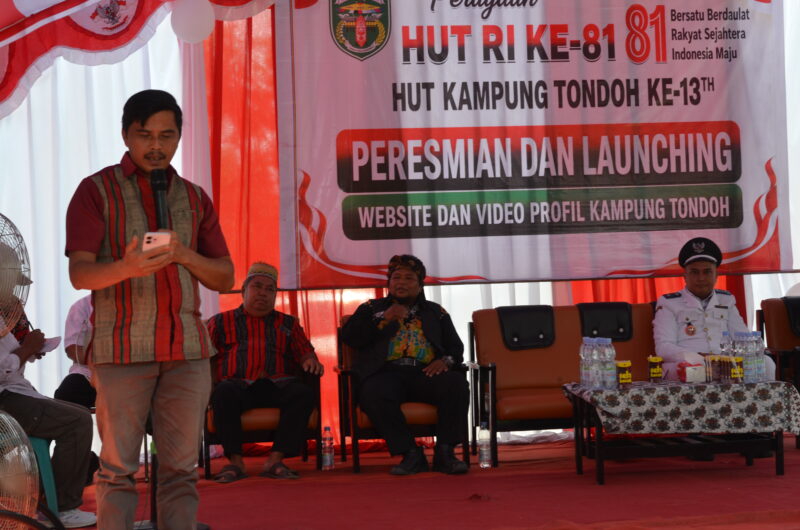 Keterangan Foto: Camat Mook Manaar Bulatn (MMB), Pit Anugerah Arruan Pasilong, saat membacakan sambutan tertulis Bupati Kutai Barat dalam rangka HUT Kemerdekaan RI ke-81 dan HUT Kampung Tondoh ke-13, sekaligus rangkaian peresmian website dan video profil Kampung Tondoh, Senin, 17 Agustus 2026. (Dok. Trackperistiwa.com/Melky Malis)