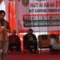 Keterangan Foto: Camat Mook Manaar Bulatn (MMB), Pit Anugerah Arruan Pasilong, saat membacakan sambutan tertulis Bupati Kutai Barat dalam rangka HUT Kemerdekaan RI ke-81 dan HUT Kampung Tondoh ke-13, sekaligus rangkaian peresmian website dan video profil Kampung Tondoh, Senin, 17 Agustus 2026. (Dok. Trackperistiwa.com/Melky Malis)