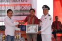 Keterangan Foto: Serah terima plakat dan piagam peresmian Website serta Video Profil Kampung Tondoh. Dari kiri, Petinggi Kampung Tondoh Rendi Saputra, S.Pd.; Camat Mook Manaar Bulatn Pit Anugerah Arruan Pasilong; dan Pimpinan Umum Trackperistiwa.com sekaligus Direktur PT Insan Perkasa Group Hertin Armansyah, Senin (17/08/2026). (Dok. Trackperistiwa.com/Melky Malis)