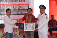 Keterangan Foto: Serah terima plakat dan piagam peresmian Website serta Video Profil Kampung Tondoh. Dari kiri, Petinggi Kampung Tondoh Rendi Saputra, S.Pd.; Camat Mook Manaar Bulatn Pit Anugerah Arruan Pasilong; dan Pimpinan Umum Trackperistiwa.com sekaligus Direktur PT Insan Perkasa Group Hertin Armansyah, Senin (17/08/2026). (Dok. Trackperistiwa.com/Melky Malis)