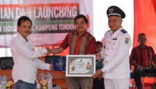 Keterangan Foto: Serah terima plakat dan piagam peresmian Website serta Video Profil Kampung Tondoh. Dari kiri, Petinggi Kampung Tondoh Rendi Saputra, S.Pd.; Camat Mook Manaar Bulatn Pit Anugerah Arruan Pasilong; dan Pimpinan Umum Trackperistiwa.com sekaligus Direktur PT Insan Perkasa Group Hertin Armansyah, Senin (17/08/2026). (Dok. Trackperistiwa.com/Melky Malis)
