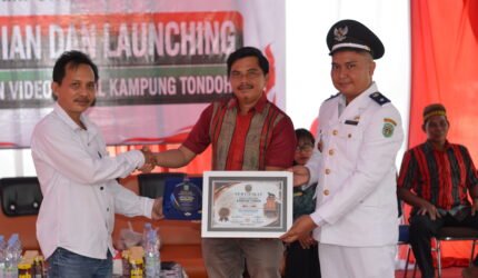 Keterangan Foto: Serah terima plakat dan piagam peresmian Website serta Video Profil Kampung Tondoh. Dari kiri, Petinggi Kampung Tondoh Rendi Saputra, S.Pd.; Camat Mook Manaar Bulatn Pit Anugerah Arruan Pasilong; dan Pimpinan Umum Trackperistiwa.com sekaligus Direktur PT Insan Perkasa Group Hertin Armansyah, Senin (17/08/2026). (Dok. Trackperistiwa.com/Melky Malis)