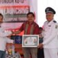 Keterangan Foto: Serah terima plakat dan piagam peresmian Website serta Video Profil Kampung Tondoh. Dari kiri, Petinggi Kampung Tondoh Rendi Saputra, S.Pd.; Camat Mook Manaar Bulatn Pit Anugerah Arruan Pasilong; dan Pimpinan Umum Trackperistiwa.com sekaligus Direktur PT Insan Perkasa Group Hertin Armansyah, Senin (17/08/2026). (Dok. Trackperistiwa.com/Melky Malis)