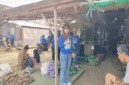 Keterangan Foto:
Anggota DPRD Kabupaten Kutai Barat Meni Debora bersama jajaran Partai Demokrat berdialog langsung dengan pedagang di Pasar Jaras, Kutai Barat, Jumat (21/8/2026), dalam rangka menyerap aspirasi terkait akses permodalan UMKM dan kebutuhan masyarakat. Kegiatan tersebut turut didokumentasikan oleh Media Trackperistiwa.com bersama Fauzan.