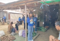 Keterangan Foto:
Anggota DPRD Kabupaten Kutai Barat Meni Debora bersama jajaran Partai Demokrat berdialog langsung dengan pedagang di Pasar Jaras, Kutai Barat, Jumat (21/8/2026), dalam rangka menyerap aspirasi terkait akses permodalan UMKM dan kebutuhan masyarakat. Kegiatan tersebut turut didokumentasikan oleh Media Trackperistiwa.com bersama Fauzan.
