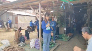 Keterangan Foto:
Anggota DPRD Kabupaten Kutai Barat Meni Debora bersama jajaran Partai Demokrat berdialog langsung dengan pedagang di Pasar Jaras, Kutai Barat, Jumat (21/8/2026), dalam rangka menyerap aspirasi terkait akses permodalan UMKM dan kebutuhan masyarakat. Kegiatan tersebut turut didokumentasikan oleh Media Trackperistiwa.com bersama Fauzan.