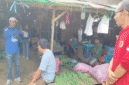 Keterangan Foto:
Ketua DPC Partai Demokrat Kabupaten Kutai Barat Noratim berdialog langsung dengan pedagang di Pasar Jaras, Kutai Barat, Jumat (21/8/2026), menyerap aspirasi terkait sulitnya akses permodalan UMKM. Kegiatan tersebut turut didokumentasikan (Trackperistiwa.com/Fauzan).