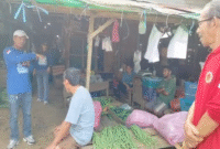 Keterangan Foto:
Ketua DPC Partai Demokrat Kabupaten Kutai Barat Noratim berdialog langsung dengan pedagang di Pasar Jaras, Kutai Barat, Jumat (21/8/2026), menyerap aspirasi terkait sulitnya akses permodalan UMKM. Kegiatan tersebut turut didokumentasikan (Trackperistiwa.com/Fauzan).