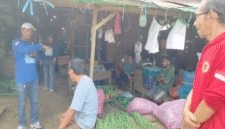 Keterangan Foto:
Ketua DPC Partai Demokrat Kabupaten Kutai Barat Noratim berdialog langsung dengan pedagang di Pasar Jaras, Kutai Barat, Jumat (21/8/2026), menyerap aspirasi terkait sulitnya akses permodalan UMKM. Kegiatan tersebut turut didokumentasikan (Trackperistiwa.com/Fauzan).