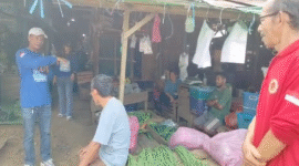 Keterangan Foto:
Ketua DPC Partai Demokrat Kabupaten Kutai Barat Noratim berdialog langsung dengan pedagang di Pasar Jaras, Kutai Barat, Jumat (21/8/2026), menyerap aspirasi terkait sulitnya akses permodalan UMKM. Kegiatan tersebut turut didokumentasikan (Trackperistiwa.com/Fauzan).