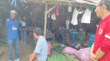 Keterangan Foto:
Ketua DPC Partai Demokrat Kabupaten Kutai Barat Noratim berdialog langsung dengan pedagang di Pasar Jaras, Kutai Barat, Jumat (21/8/2026), menyerap aspirasi terkait sulitnya akses permodalan UMKM. Kegiatan tersebut turut didokumentasikan (Trackperistiwa.com/Fauzan).
