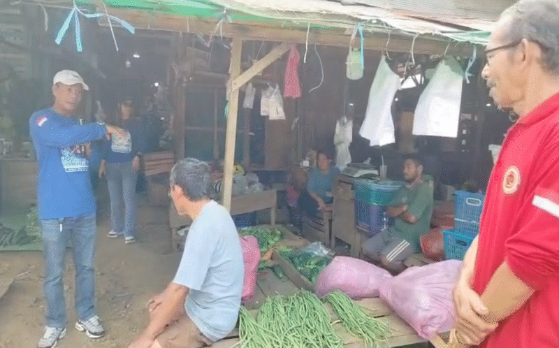 Keterangan Foto:
Ketua DPC Partai Demokrat Kabupaten Kutai Barat Noratim berdialog langsung dengan pedagang di Pasar Jaras, Kutai Barat, Jumat (21/8/2026), menyerap aspirasi terkait sulitnya akses permodalan UMKM. Kegiatan tersebut turut didokumentasikan (Trackperistiwa.com/Fauzan).