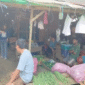 Keterangan Foto:
Ketua DPC Partai Demokrat Kabupaten Kutai Barat Noratim berdialog langsung dengan pedagang di Pasar Jaras, Kutai Barat, Jumat (21/8/2026), menyerap aspirasi terkait sulitnya akses permodalan UMKM. Kegiatan tersebut turut didokumentasikan (Trackperistiwa.com/Fauzan).