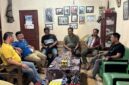 Keterangan Foto:
Suasana silaturahmi dalam rangka mempererat tali persaudaraan serta memperkuat komitmen bersama menjaga rasa aman, tenteram, dan damai guna menciptakan situasi yang kondusif di wilayah Rumpun Asa, Kabupaten Kutai Barat. Foto: Melky Malis/TrackPeristiwa.com