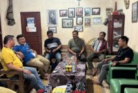 Keterangan Foto:
Suasana silaturahmi dalam rangka mempererat tali persaudaraan serta memperkuat komitmen bersama menjaga rasa aman, tenteram, dan damai guna menciptakan situasi yang kondusif di wilayah Rumpun Asa, Kabupaten Kutai Barat. Foto: Melky Malis/TrackPeristiwa.com