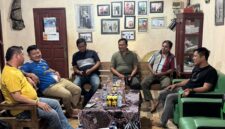 Keterangan Foto:
Suasana silaturahmi dalam rangka mempererat tali persaudaraan serta memperkuat komitmen bersama menjaga rasa aman, tenteram, dan damai guna menciptakan situasi yang kondusif di wilayah Rumpun Asa, Kabupaten Kutai Barat. Foto: Melky Malis/TrackPeristiwa.com