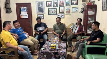 Keterangan Foto:
Suasana silaturahmi dalam rangka mempererat tali persaudaraan serta memperkuat komitmen bersama menjaga rasa aman, tenteram, dan damai guna menciptakan situasi yang kondusif di wilayah Rumpun Asa, Kabupaten Kutai Barat. Foto: Melky Malis/TrackPeristiwa.com