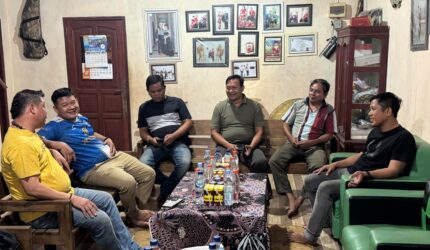 Keterangan Foto: Suasana silaturahmi dalam rangka mempererat tali persaudaraan serta memperkuat komitmen bersama menjaga rasa aman, tenteram, dan damai guna menciptakan situasi yang kondusif di wilayah Rumpun Asa, Kabupaten Kutai Barat. Foto: Melky Malis/TrackPeristiwa.com